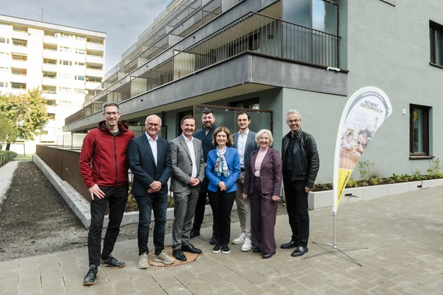 Landtagsabgeordnete Eva-Maria Lipp mit Vertretern von Heimat Österreich vor neuem Wohnbau in Salzburg